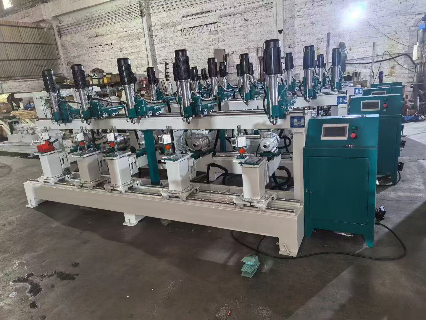 鉆孔機：正鉆，反鉆，橫貼，豎鉆，斜鉆，側鉆，手動，半自動，全自動；使用昆侖通態TPC7032Ei